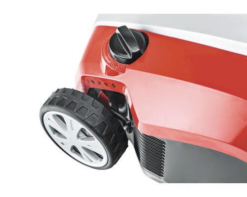 Detailní pohled na sekačku na trávu s regulátorem rychlosti a kolem