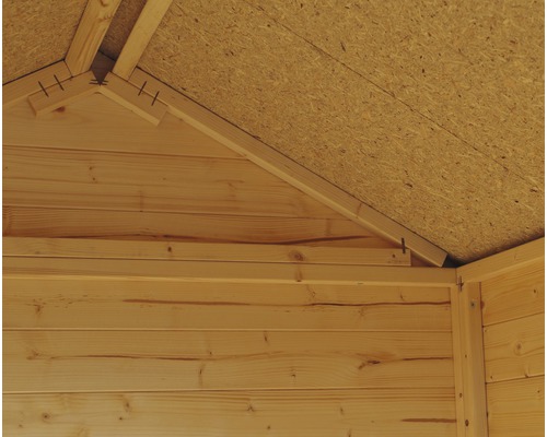 Detailní pohled na interiér dřevěného domu se střešní konstrukcí