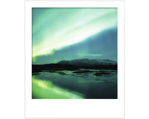 Zarámovaný obraz s motivem krajiny a vodní plochou