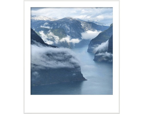 Zarámovaný obraz horské krajiny s jezerem a mlhou