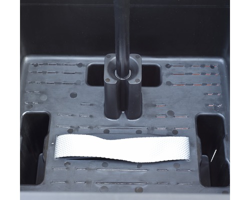 Vnitřek kufříku na nářadí s rukojetí a upevňovacím popruhem