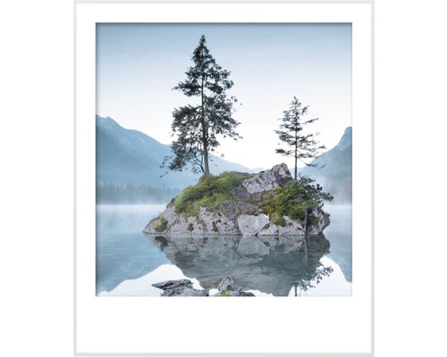 Zarámovaný obrázek skalnatého ostrova v jezeře se stromy