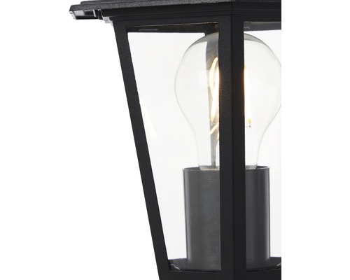 Detail černého venkovního svítidla s čirou žárovkou