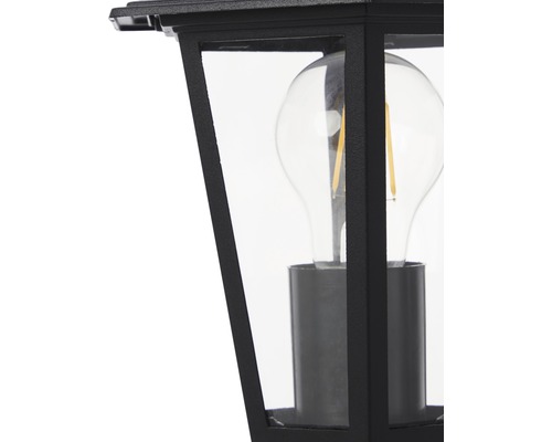 Detail černého venkovního svítidla se žárovkou