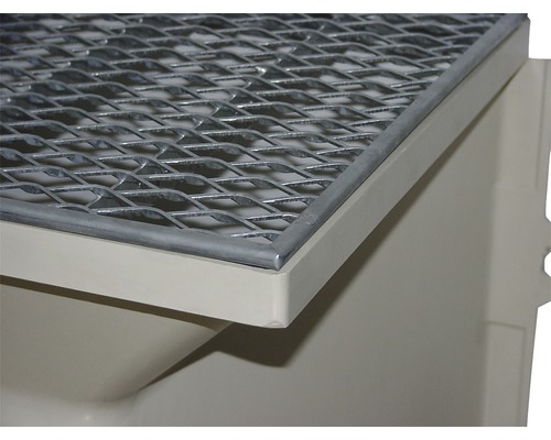 Detailní pohled na odkládací rošt s kovovou mřížkou