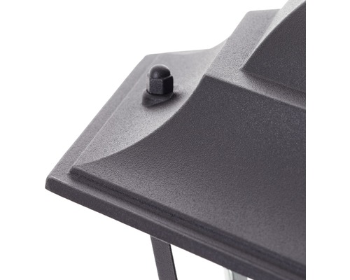 Detailní pohled na venkovní svítidlo s upevňovacím prvkem