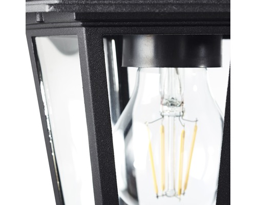 Detailní pohled na černé venkovní svítidlo s žárovkou.