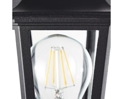 Detailní pohled na černé venkovní svítidlo se žárovkou