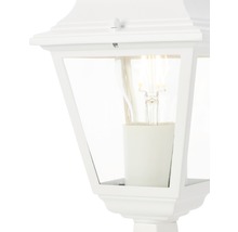 Detail bílé venkovní lampy se žárovkou.