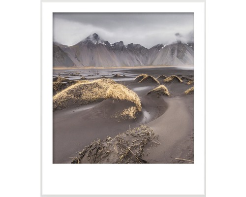 Zarámovaný snímek krajiny s dunami a horami