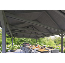Pergola s dřevěnou střechou, jídelní stůl a gril na zahradě