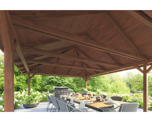 Dřevěný zahradní altán s grilem a jídelním stolem