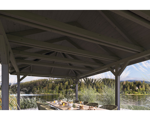 Pohled pod přístřešek se stolem a výhledem na jezero