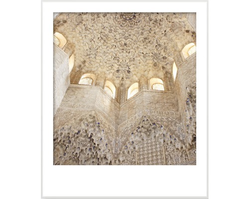 Detailní pohled na interiérovou architekturu místnosti se složitými štuky a malými okny