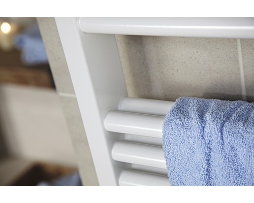 Detail bílého radiátoru na ručníky s modrým ručníkem