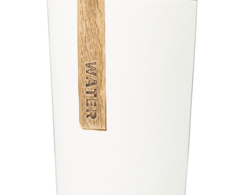 Bílý květináč s dřevěným štítkem s nápisem Voda