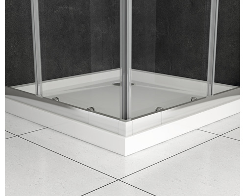 Detailní pohled na sprchový kout se sprchovou vaničkou a skleněnými stěnami