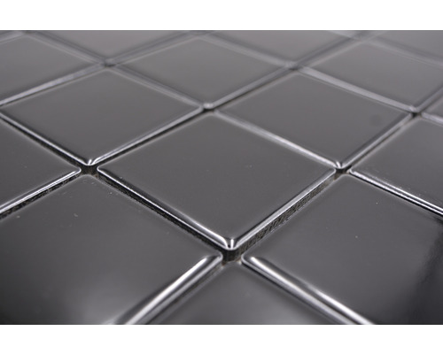 Detailní záběr černých mozaikových dlaždic čtvercového tvaru