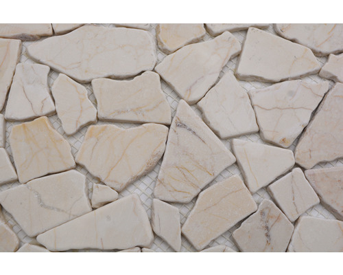 Detailní záběr na mozaikové dlaždice z přírodního kamene