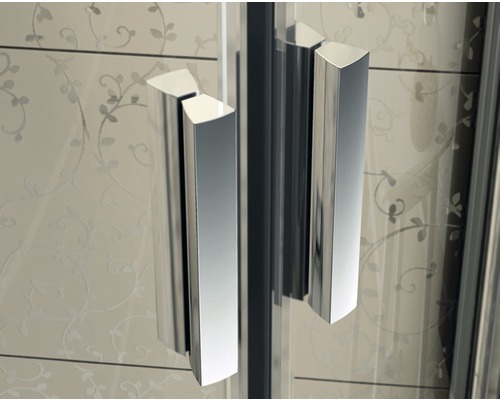 Detailní záběr na dvě kliky dveří sprchového koutu