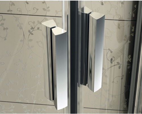 Detailní pohled na madla sprchového koutu