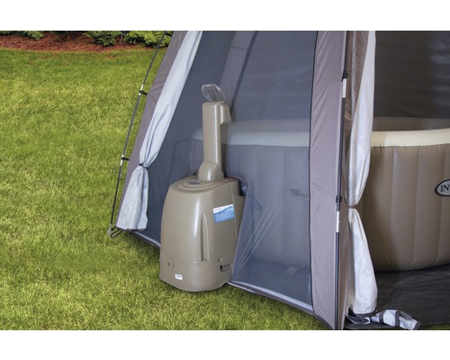 Stan s nafukovací vířivkou a souvisejícím čerpadlem na zahradě