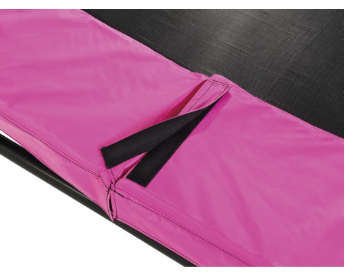 Detailní záběr ochranného krytu okraje trampolíny s upevňovacími popruhy