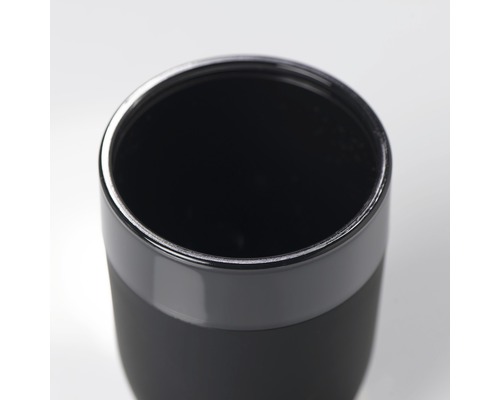 Pohled shora na černý termohrnek