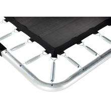 Detailní pohled na trampolínu s pružinami a rámem