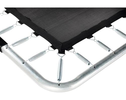 Detailní pohled na trampolínu s pružinami a rámem