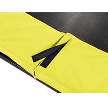 Detailní záběr krytu trampolíny se suchým zipem