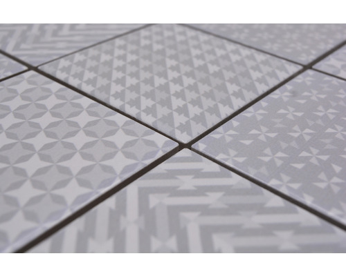 Detailní záběr podlahových dlaždic s geometrickými vzory