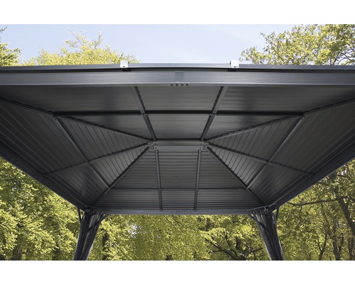 Pohled zevnitř na altán s kovovou konstrukcí střechy