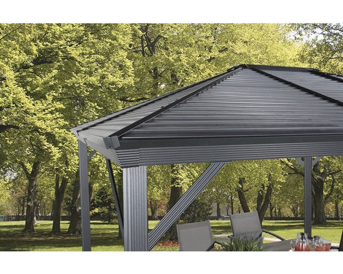 Detailní pohled na zahradní pavilon s kovovou střechou a robustními podpěrnými sloupky