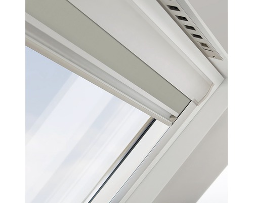 Detailní pohled na střešní okno se žaluzií