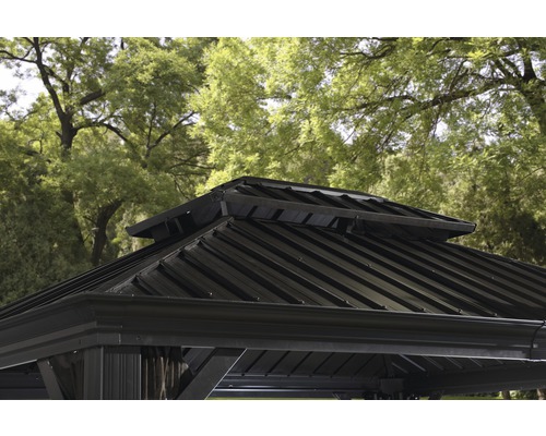 Detail kovové střechy altánu