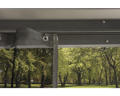 Detailní pohled na altán s moskytiérou