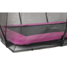 Detailní pohled na trampolínu s ochrannou sítí a polstrováním rámu