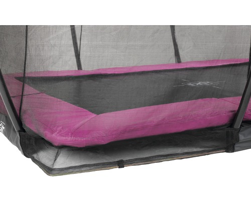 Detailní pohled na trampolínu s ochrannou sítí a polstrováním rámu