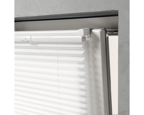 Detail žaluzie v okenním rámu