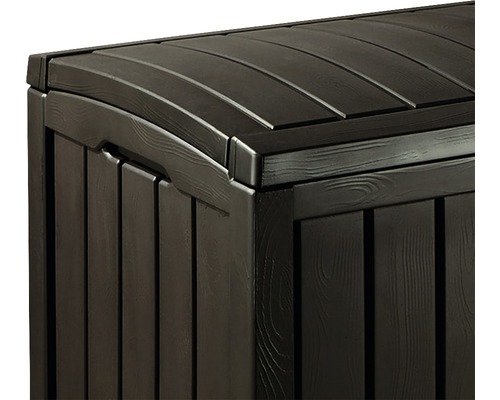 Detail zahradní truhly z plastu s dřevěným vzhledem