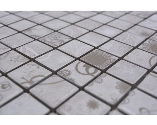 Detail čtvercových mozaikových dlaždic se vzorem