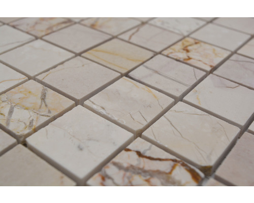 Detail čtvercových mozaikových dlaždic z mramoru