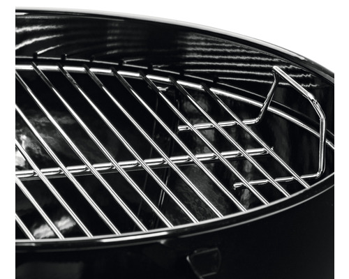 Kovový grilovací rošt v kulovém grilu