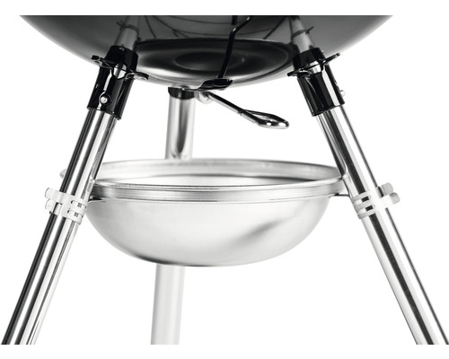 Detail kulového grilu zobrazující základnu s miskou na odkapávání.