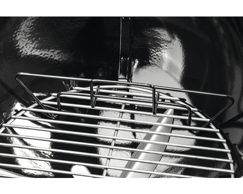 Kovový grilovací rošt uvnitř grilu