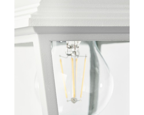 Detail bílé venkovní lampy se žárovkou