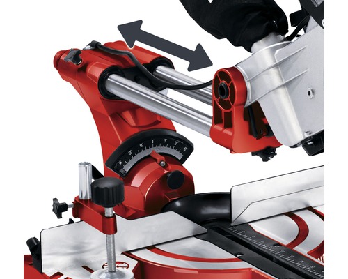 Detail pokosové pily s funkcí tahu a úhlovou stupnicí pro přesné nastavení úhlu řezu