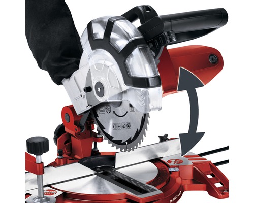 Pokosová pila v akci se šipkou znázorňující pohyb řezání