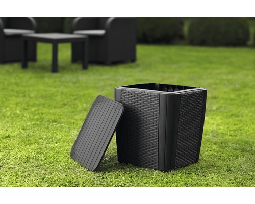 Čtvercový květináč s víkem na zahradě